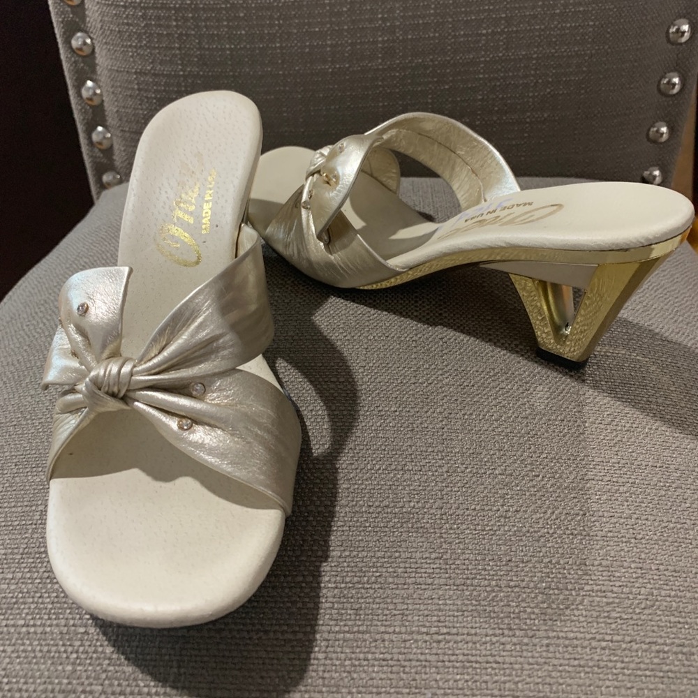 Beautiful Onex Italian Leather W/ Gold Heel Size 6